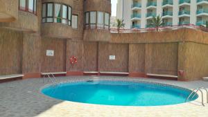 ein Swimmingpool mitten in einem Gebäude in der Unterkunft COBLANCA 5-EXCLUSIVO Loft 5-6 in Benidorm