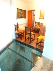 Habitación con piscina de agua con sillas y mesas. en Casa turística en pleno centro de Úbeda en Úbeda
