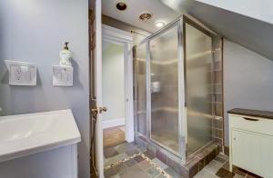 y baño con ducha y lavamanos. en 4 - 5 Bed Apt Victorian Beach House in Asbury Park, en Asbury Park