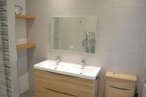 W łazience znajduje się biała umywalka i lustro. w obiekcie Ashbrooke Homestay w mieście Sunderland