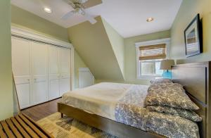 - une chambre avec un lit et un ventilateur de plafond dans l'établissement 4 - 5 Bed Apt Victorian Beach House in Asbury Park, à Asbury Park
