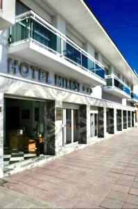 un bâtiment d'hôtel avec un panneau indiquant les miles d'hôtel dans l'établissement HOTEL MILESI NECOCHEA, à Necochea