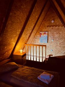 um quarto no sótão com uma cama e uma escada em Casa Lidija em Kupres