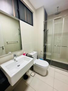 吉隆坡的住宿－Sentral Luxury Suites KL，一间带水槽、卫生间和淋浴的浴室