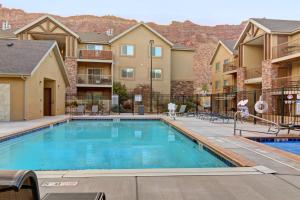 une piscine dans un complexe d'appartements avec un complexe dans l'établissement Red Cliff 3J, à Moab
