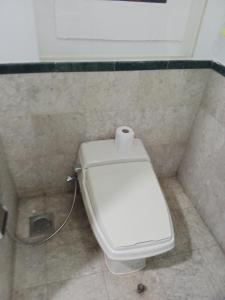 toaletę w łazience z rolką papieru toaletowego w obiekcie BBS APARTMENT AT TIMES SQUARE KUALA LUMPUR MALAYSIA w Kuala Lumpur