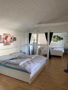 ein Schlafzimmer mit einem großen Bett in einem Zimmer in der Unterkunft Bijou Höfen 