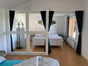 ein Schlafzimmer mit einem Bett und einem großen Spiegel in der Unterkunft Bijou Höfen 