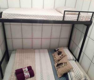 two bunk beds in a small room with towels at Casa Antônio Dias in Ouro Preto