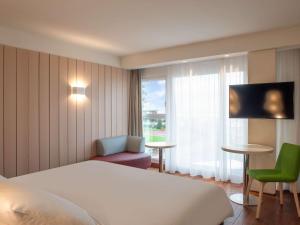 เตียงในห้องที่ Mercure Dieppe La Présidence