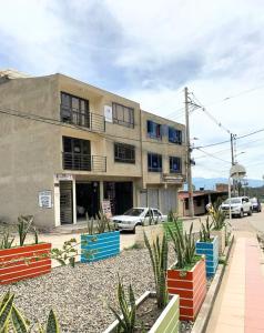 un edificio con un montón de plantas delante de él en Posada RoRi, en Choachí