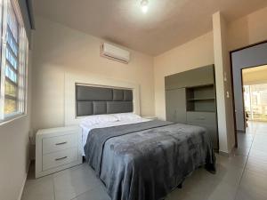 Una cama o camas en una habitación de CASA VACACIONAL Súper cómoda y con Piscina 9 fotos más