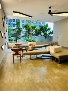 吉隆坡的住宿－Sentral Luxury Suites KL，带沙发和桌子的客厅以及大窗户。