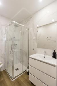 a bathroom with a shower and a sink at Guest H4U - Heroismo in Porto