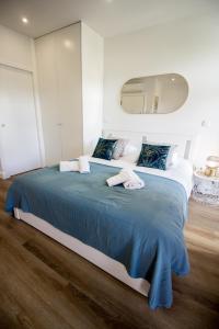 1 dormitorio con 1 cama grande y 2 toallas. en Guest H4U - Heroismo en Oporto