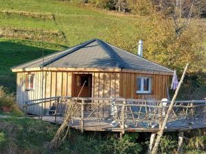 a small wooden cabin with a wooden deck at Einzigartige Holzhütte in Beatenberg