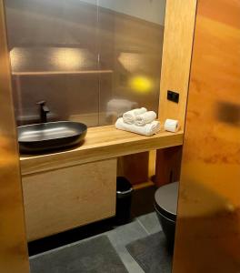 a bathroom with a sink and a mirror at ENERGOSFERA - Innowacyjny Ośrodek Turystyki Edukacyjnej 