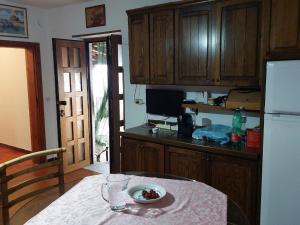 uma cozinha com uma mesa com uma taça de fruta em Haus alleinstehend am Meer em Pisciotta