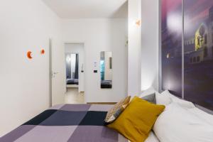 Un pat sau paturi într-o cameră la Just Here apartments - Nina