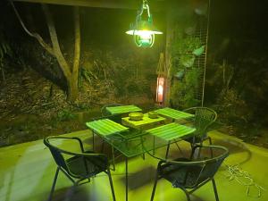AguaçuにあるCasa Saracuraの水族館付きの部屋(テーブル、椅子付)