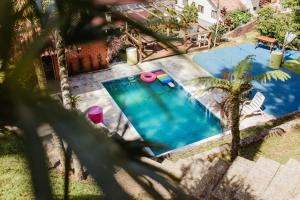 uma vista sobre uma piscina com palmeiras em Mansao gloria em Joinville