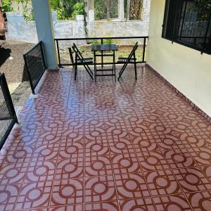 un patio con pavimento rosso, tavolo e sedie di KumarVacation Martintar 70 Gray Unit 1 a Nadi