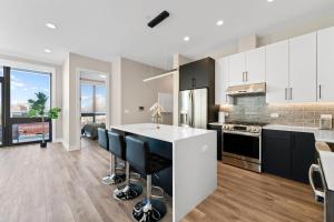 Fotografie z fotogalerie ubytování Designer 3bed 2bath New Apt w Ample Hangout Space v destinaci Chicago