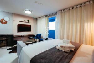 um quarto com uma cama grande e toalhas em #2216# APÊ LINDO E ACONCHEGANTE COM CHURRASQUEIRA em Goiânia