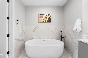 Fotografie z fotogalerie ubytování Designer 3bed 2bath New Apt w Ample Hangout Space v destinaci Chicago