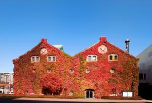 un edificio cubierto de hiedra en una calle de la ciudad en Hotel Sosei Sapporo MGallery Collection, en Sapporo