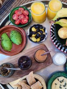 una mesa con diferentes tipos de comida y bebida en Riad Dar Zaman en Marrakech