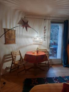 un salon avec une table et des chaises ainsi qu'une étoile sur le mur dans l'établissement Aude en Provence, à Meyrargues