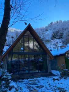 a cabin in the snow with a large window at Zamane evleri in Çamlıhemşin