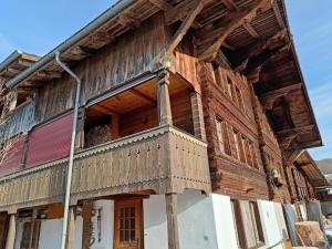Casa de madera con balcón en la parte superior. en Chalet Hasliblick Brienzwiler en Brienzwiler