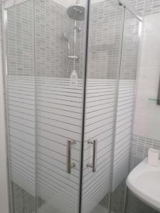 uma casa de banho com um chuveiro, um WC e um lavatório. em Gioffredi Apartment em Manduria