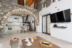een keuken en een woonkamer met een tafel bij La Casa Di Pietre 1 in Kiotari
