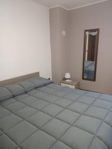 素蒂歐的住宿－Appartamento della Nonna，一间卧室配有一张大床和镜子