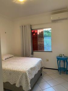 - une chambre avec un lit, une fenêtre et une table dans l'établissement Porto das Dunas, à Aquiraz