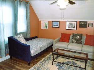 uma sala de estar com um sofá e uma mesa de centro em City Pads em Grand Forks