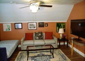 uma sala de estar com um sofá e uma televisão de ecrã plano em City Pads em Grand Forks