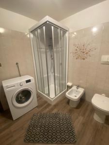 素蒂歐的住宿－Appartamento della Nonna，一间带洗衣机和卫生间的浴室