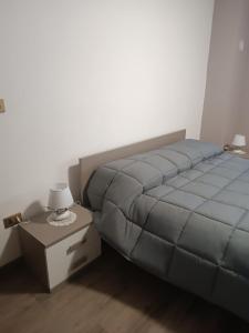 素蒂歐的住宿－Appartamento della Nonna，一间卧室配有一张床和一个带灯的床头柜