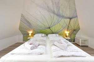 a bedroom with two beds with towels at Up Süderdün 15 - Whg 1 in Norderney