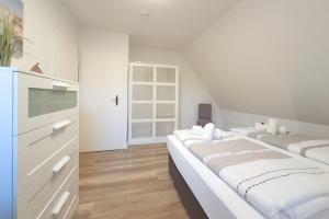 Un pat sau paturi într-o cameră la Up Süderdün 15 - Whg 2