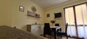 - une chambre avec un bureau, un lit et une table dans l'établissement EM Holiday Apartment2, à Quartu SantʼElena
