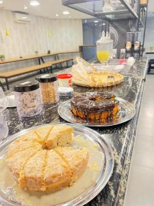 um balcão com três pratos de comida em Itaipu Hotel em Foz do Iguaçu