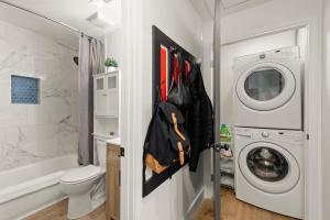 ein Badezimmer mit einer Waschmaschine, einer Waschmaschine und einem Trockner in der Unterkunft New Decatur Bungalow in Decatur