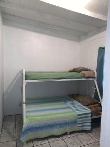 een kamer met 2 stapelbedden in een kamer bij Casita de Campo/ Peace Cottage 