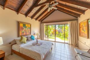 a bedroom with a bed with a ceiling fan at Hotel Lavas Tacotal in Fortuna