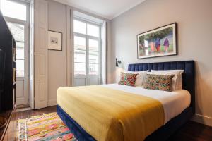 1 dormitorio con 1 cama grande con manta amarilla en Utopian Hotel, a charming guesthouse, en Oporto